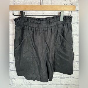 Elizabeth & James WOMANS Black Paperbag Utility Easy Shorts stretch‎ size small